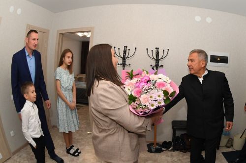 Минниханов и Мурашко вручили татарстанцам ключи от новых квартир в Казани