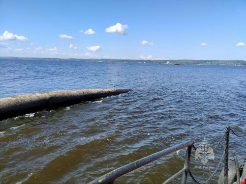 Посреди Волги около Казани торчит 30-метровая труба