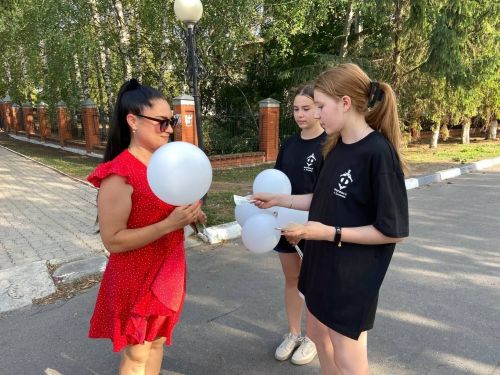 Форпостовцы раздали тетюшанам белые шары