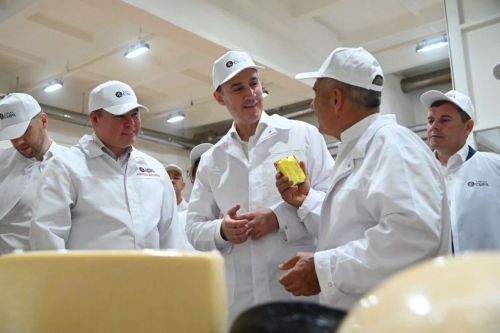 Минниханов и Патрушев побывали на сыродельном заводе в Мамадыше