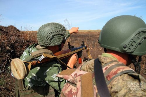 На полигоне под Оренбургом контрактники из Татарстана отрабатывают ведение боя