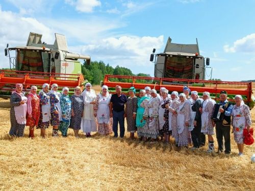 В селе Бакрчи провели старинный обряд жатвы зерновых