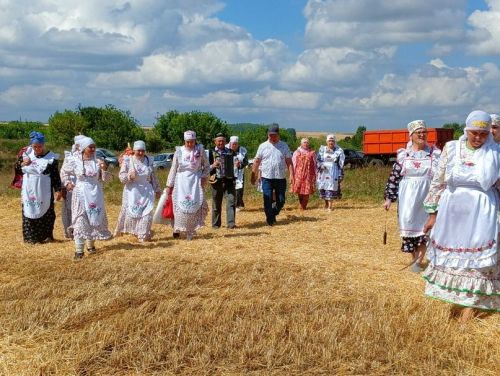 В селе Бакрчи провели старинный обряд жатвы зерновых