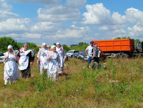 В селе Бакрчи провели старинный обряд жатвы зерновых