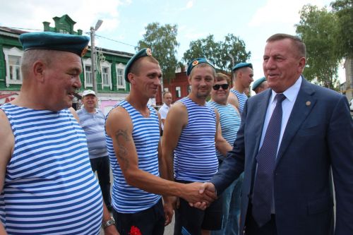 Тетюшане чествуют Воздушно-десантные войска