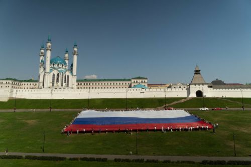 У стен Казанского Кремля развернули самый большой флаг России