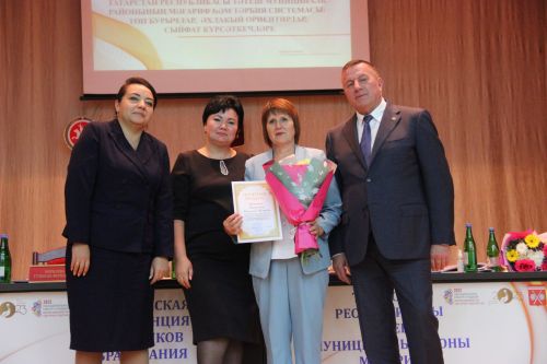 Отмечены заслуги методиста Отдела образования