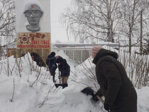 Учащиеся школ Тетюшского района расчистили территории обелисков от снега