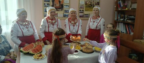 В Большом Шемякине организовали фольклорные посиделки «Бабушкины пироги»