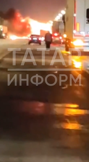 В Татарстане на мосту через Волгу из-за столкновения загорелись две фуры