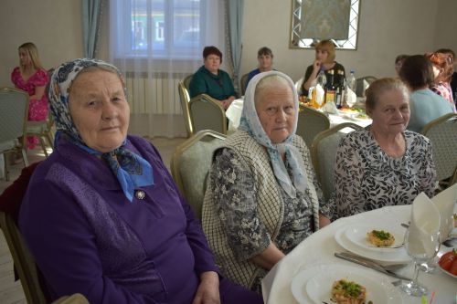 Поздравили матерей и жен солдат