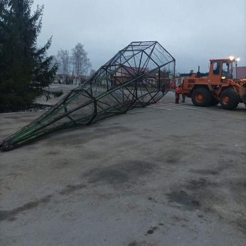 В Тетюшах проводятся работы по установке каркаса новогодней елки