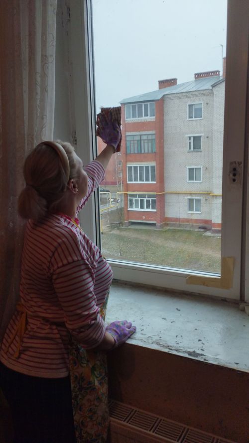 В Тетюшах соцработники провели уборку в домах своих подопечных