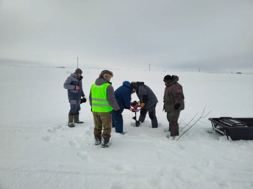 Тетюшане на водоемах пробурили лунки для спасения рыбы от замора