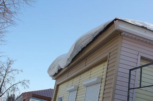 Сосульки, снег и наледь на крышах могут стать причиной несчастных случаев