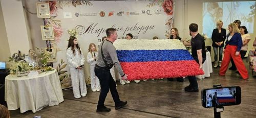 На создание российского триколора понадобилась 2 261 полимерная роза