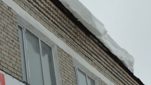 Сосульки и наледь на крышах могут стать причиной несчастных случаев