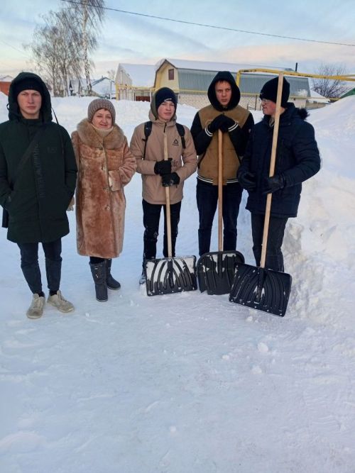 Форпостовцы оказали шефскую помощь в уборке снега матери участника СВО