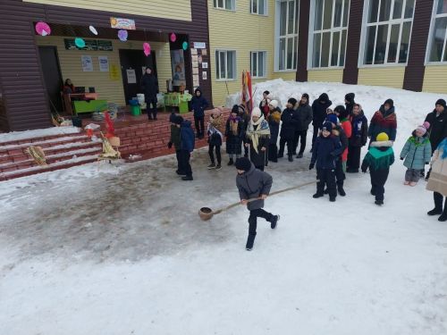Для учащихся Большешемякинской школы организовали праздничные гуляния на Масленицу