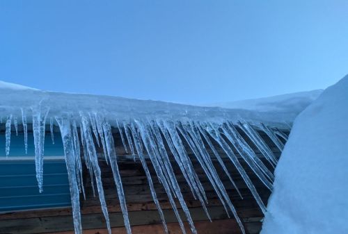 В Татарстане получили травмы мужчины с ребенком в результате схода снега с крыши здания