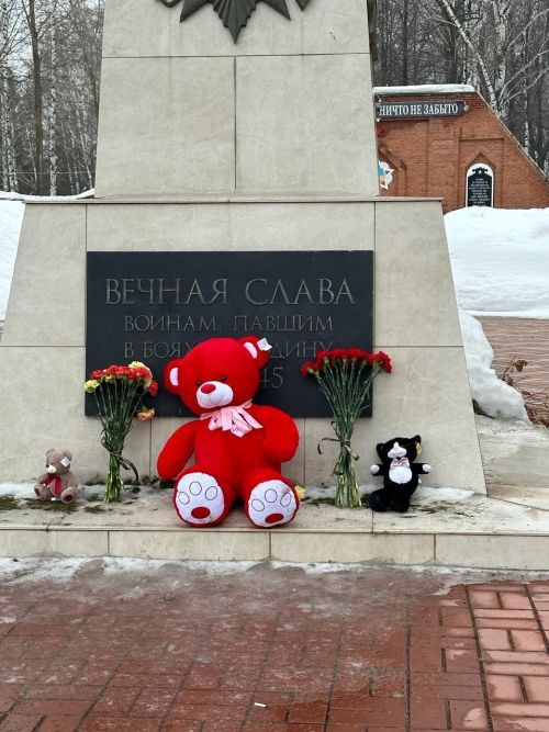 Тетюшане несут цветы и игрушки к Обелиску славы в память о погибших в Крокусе