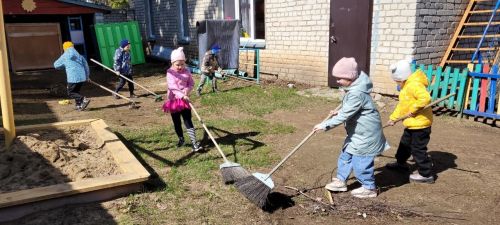 В детском саду «Малыш» прошел весенний субботник