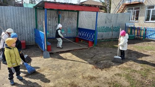 В детском саду «Малыш» прошел весенний субботник