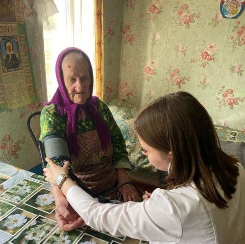 Работники Тетюшской ЦРБ проводят медосмотр старшего поколения на дому
