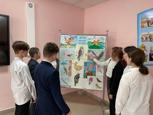 В Тетюшской средней школе №1 проходит выставка «Дети рисуют птиц»