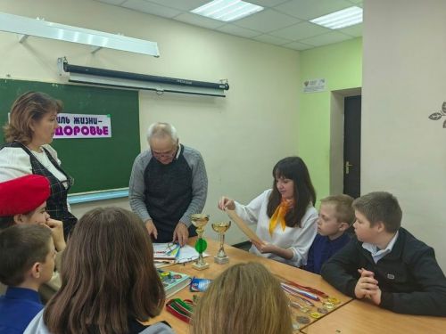 В Нармонской школе состоялась встреча учащихся с ветераном спорта Николаем Ложкиным