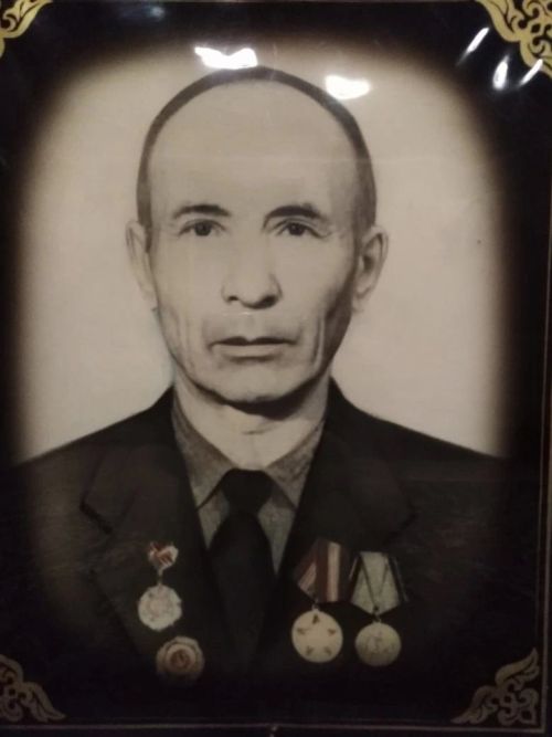 В 1941 году Салахутдинов Хисамутдин ушёл добровольцем на войну