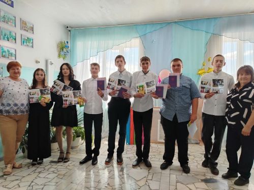 В Нармонской школе вручили аттестаты выпускникам