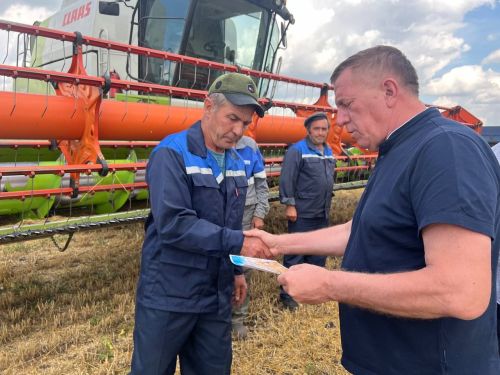 Глава Тетюшского района вручил комбайнерам денежные сертификаты