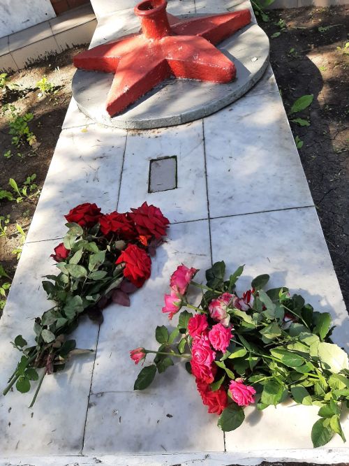 Учащиеся Большетарханской школы убрались около обелиска