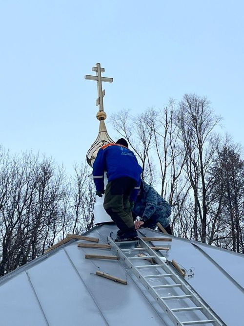 В селе Бессоново в Свято-Троицком храме был освящен накупольный крест