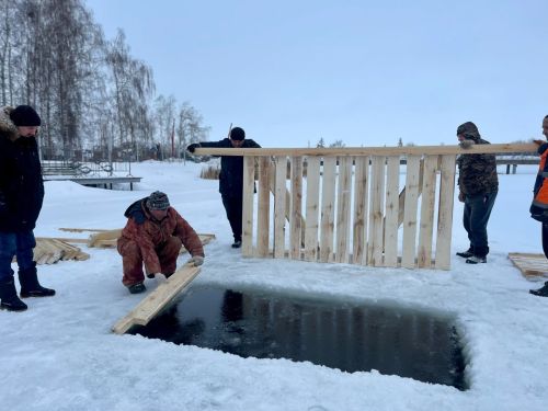 В Тетюшах на городском прудке идет установка купели