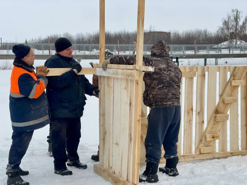 В Тетюшах на городском прудке идет установка купели