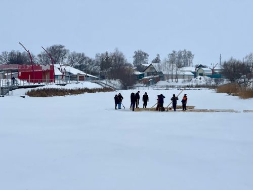 В Тетюшах на городском прудке идет установка купели