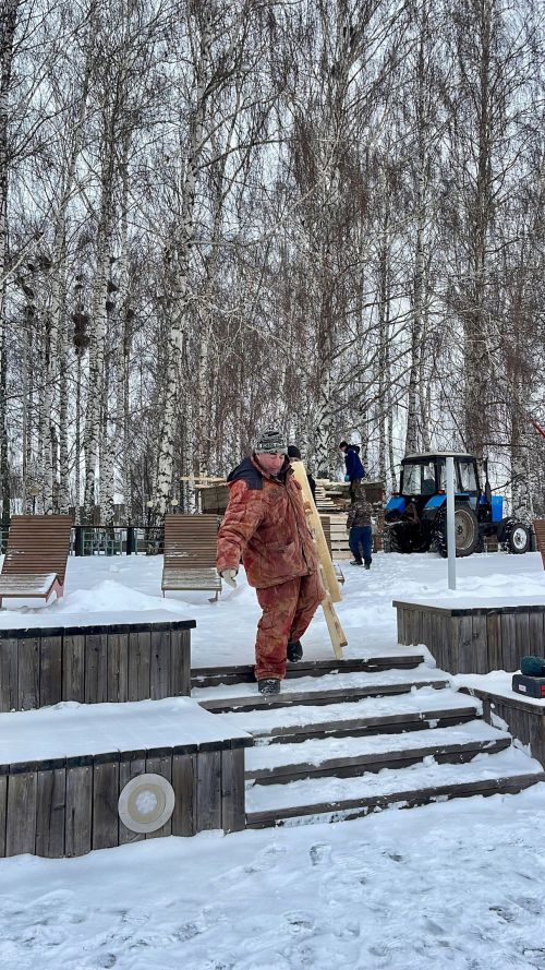 В Тетюшах на городском прудке идет установка купели