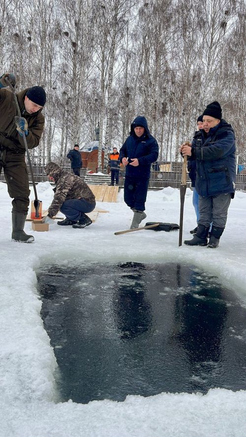 В Тетюшах на городском прудке идет установка купели