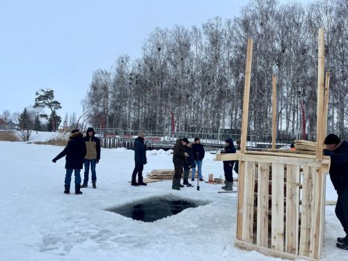 В Тетюшах на городском прудке идет установка купели