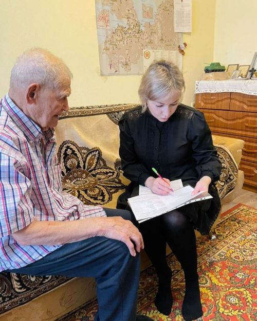 Специалисты отделения надомного обслуживания проводят работу с пенсионерами