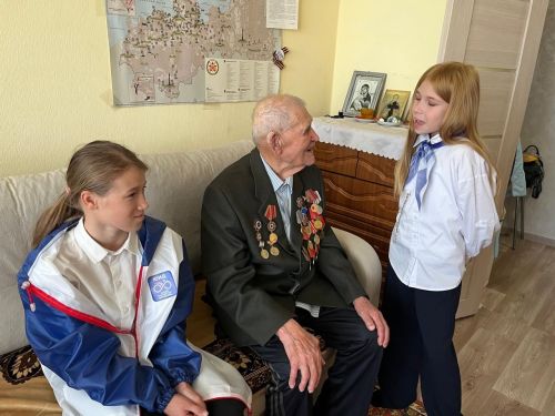 Школьники поздравили ветеранов