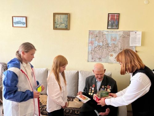 Школьники поздравили ветеранов