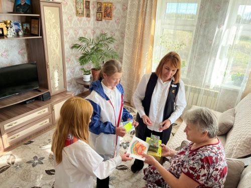 Школьники поздравили ветеранов