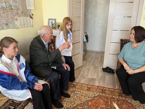 Школьники поздравили ветеранов