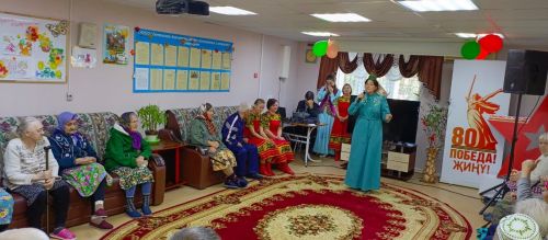 Волонтеры культуры подарили праздничный концерт пенсионерам Тетюшского района