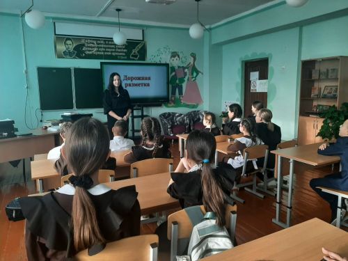В Большетарханской школе провели урок по дорожной разметке