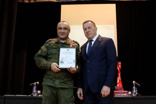 Глава Тетюшского района наградил ветерана спецоперации Руслана Меркиязова