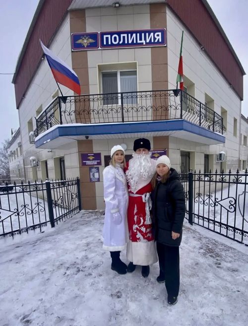 Полицейский Дед Мороз дарит радость детям Тетюшского района!